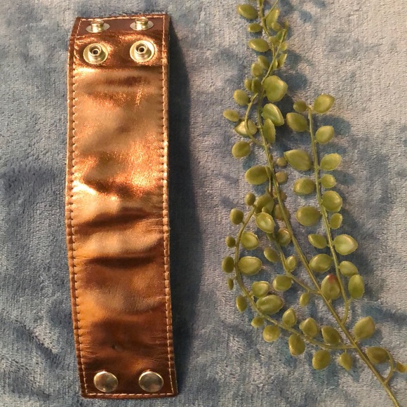 Hidden money compartment in this snap bracelet! - Picture 3 of 8